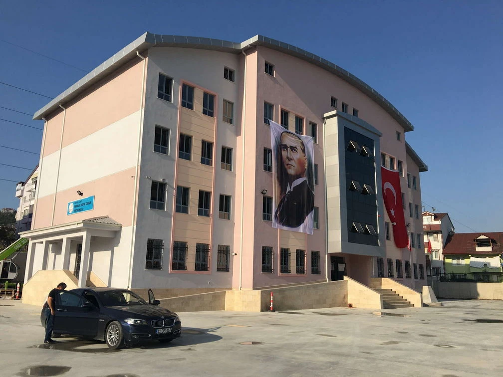 YEŞİLOVA ORTAOKUL BİNASI ve ÇEVRE TANZİMİ